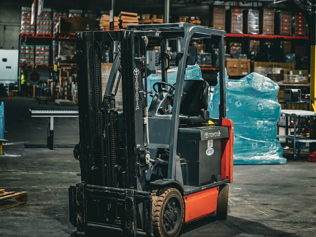 Depoda bekleyen forklift