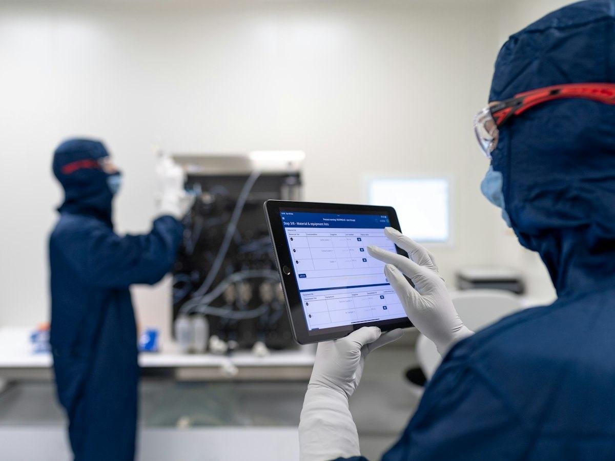 Tablet üzerinden robot ayarlarını kontrol eden mühendis